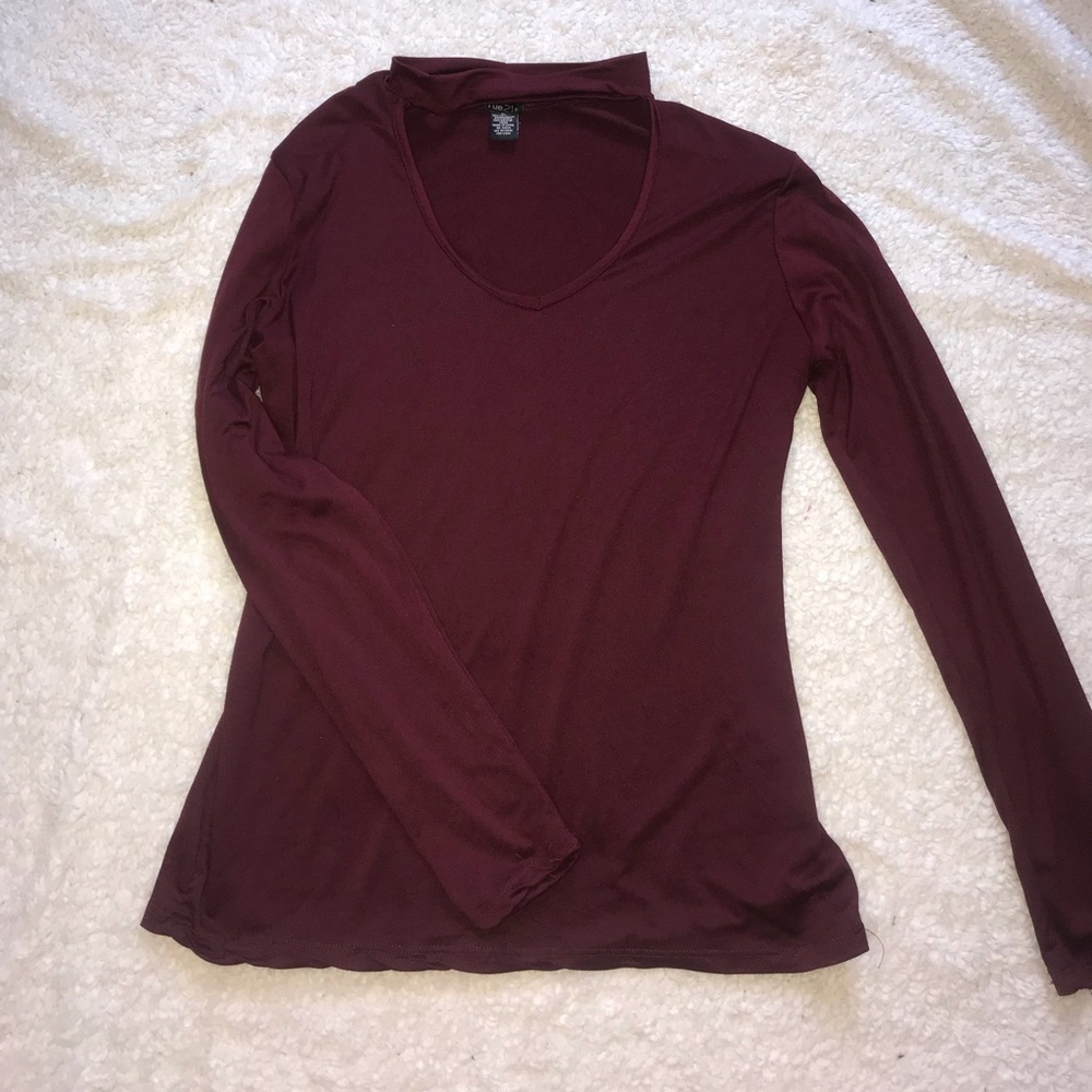 🛍 Burgundy top with choker detail!